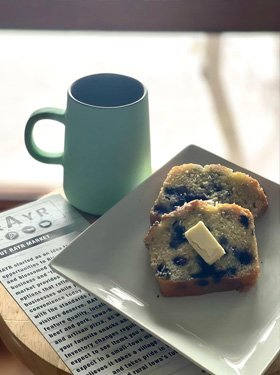 Coffee and a buttered muffin.