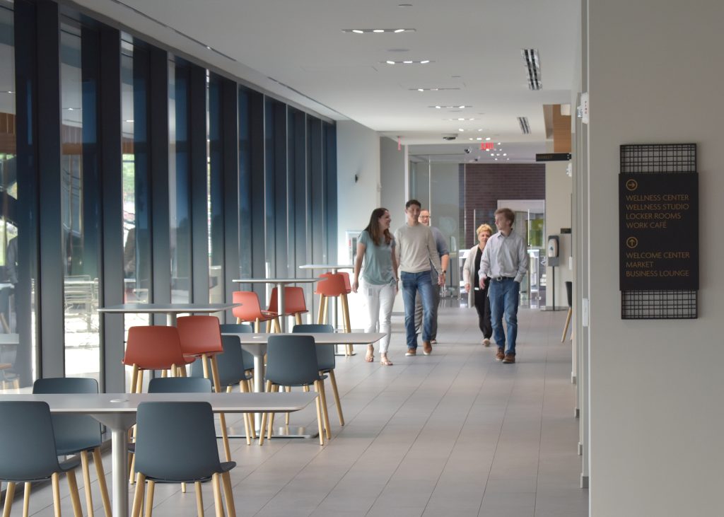 People walking down the hall at the Global Insurance Symposium venue